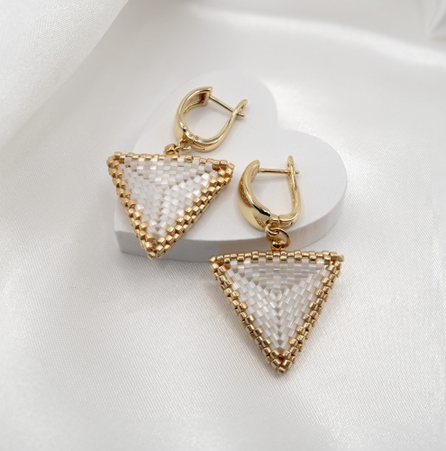 Kolczyki handmade z koralików Miyuki w odcieniach bieli i złota – kolekcja Blask Barw