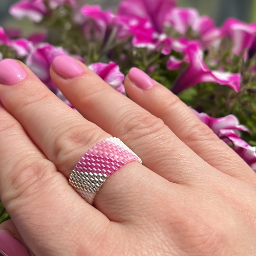Różowy pierścionek handmade z koralików Miyuki – model Różowa Pralinka