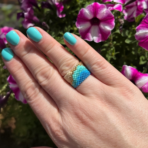 Pierścionek z koralików Miyuki w kolorach błękitu, turkusu, beżu i złota – model Oceaniczna Fala