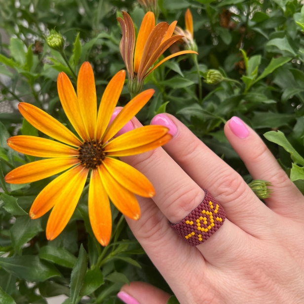 Pierścionek tkany z motywem słońca – koraliki Miyuki w brązie i żółci