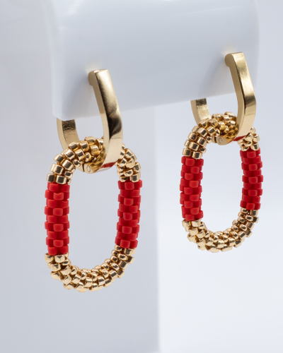 Kolczyki owalne z japońskich koralików w kolorze złotym z czerwonym motywem