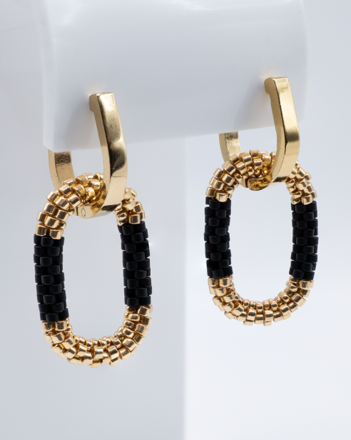 Kolczyki owalne z japońskich koralików w kolorze złotym z czarnym motywem
