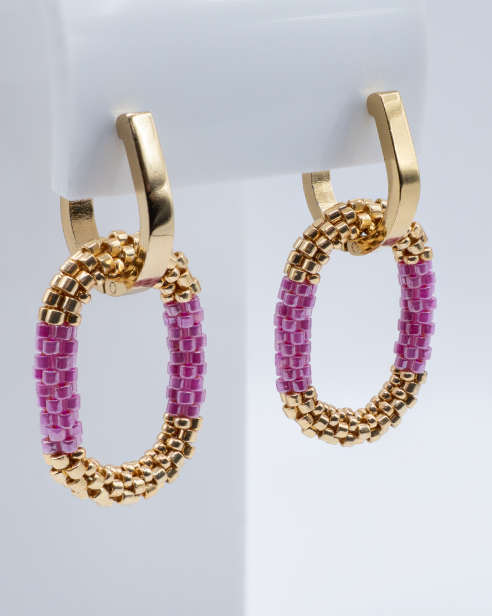 Kolczyki owalne z japońskich koralików w kolorze złotym z różowym motywem