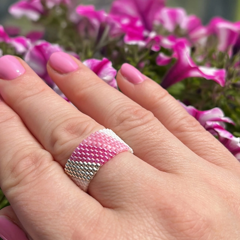 Różowy pierścionek handmade z koralików Miyuki – model Różowa Pralinka