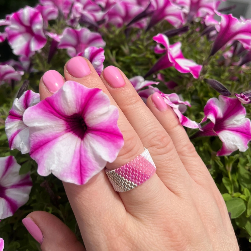 Różowy pierścionek handmade z koralików Miyuki – model Różowa Pralinka