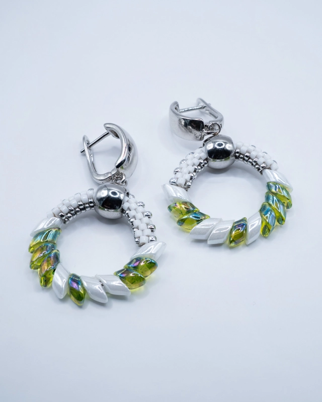 kolczyki wiszące Dragon miyuki biało-zielone handmade OcieKocie